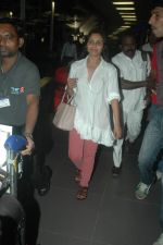 Rani Mukherjee snapped at airport, Mumbai on 25th Aug 2011 (11).JPG